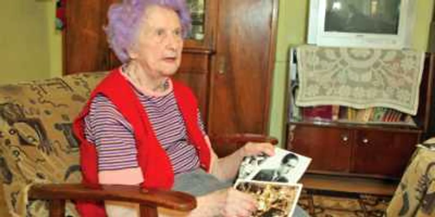 Goetherer Piroska ţine în mână singura fotografie pe care o mai are cu sora ei mai mică, Edith, ucisă de nazişti  