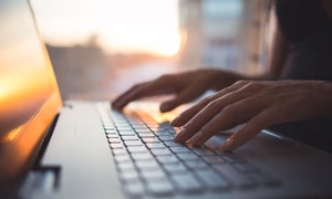 Birou femeie laptop FOTO Shutterstock jpg