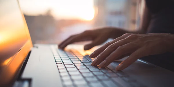 Birou femeie laptop FOTO Shutterstock jpg