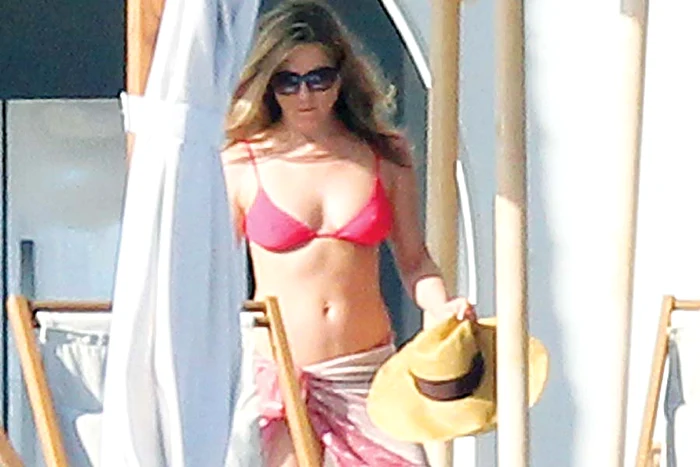 Jennifer Aniston şi Justin Theroux  s-au cunoscut acum un an, pe  platourile de filmare ale peliculei   “Wanderlust” (“Cu lumea-n cap”,  n.r.). În august, cei doi s-au logodit