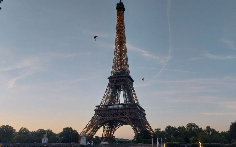 Un bărbat a fost reținut de poliție după ce a sărit cu parașuta de pe Turnul Eiffel