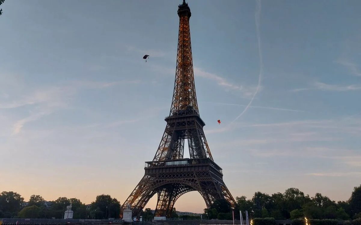 Un bărbat a sărit cu parașuta de pe Turnul Eiffel FOTO: X