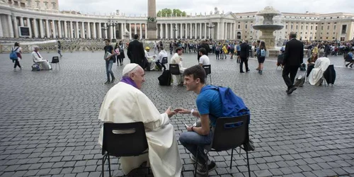 Papa Francisc îl ascultă pe un tânăr credincios în timpul Jubileului Tineretului în Piaţa San Pietro din Vatican Suveranul pontif le-a făcut o surpriză tinerilor care au avut astfel neaşteptata ocazie de a-şi mărturisi păcatele Papei FOTO AP 