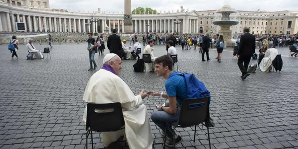 Papa Francisc îl ascultă pe un tânăr credincios în timpul Jubileului Tineretului în Piaţa San Pietro din Vatican Suveranul pontif le-a făcut o surpriză tinerilor care au avut astfel neaşteptata ocazie de a-şi mărturisi păcatele Papei FOTO AP 