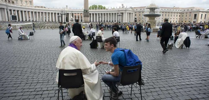 Papa Francisc îl ascultă pe un tânăr credincios în timpul Jubileului Tineretului în Piaţa San Pietro din Vatican Suveranul pontif le-a făcut o surpriză tinerilor care au avut astfel neaşteptata ocazie de a-şi mărturisi păcatele Papei FOTO AP 