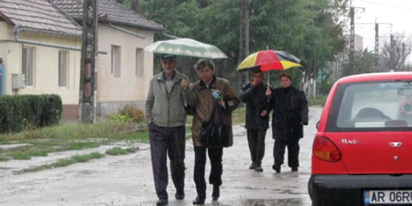 Arădenii din Gai pot să uite de pantofi curaţi, pentru că străzile nu diferă de uliţele satelor