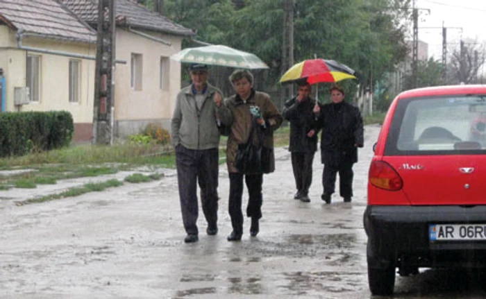 Arădenii din Gai pot să uite de pantofi curaţi, pentru că străzile nu diferă de uliţele satelor