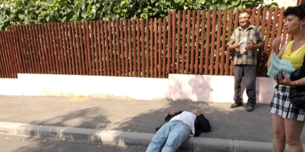 barbat lesinat din cauza caldurii FOTO Corina Macavei 