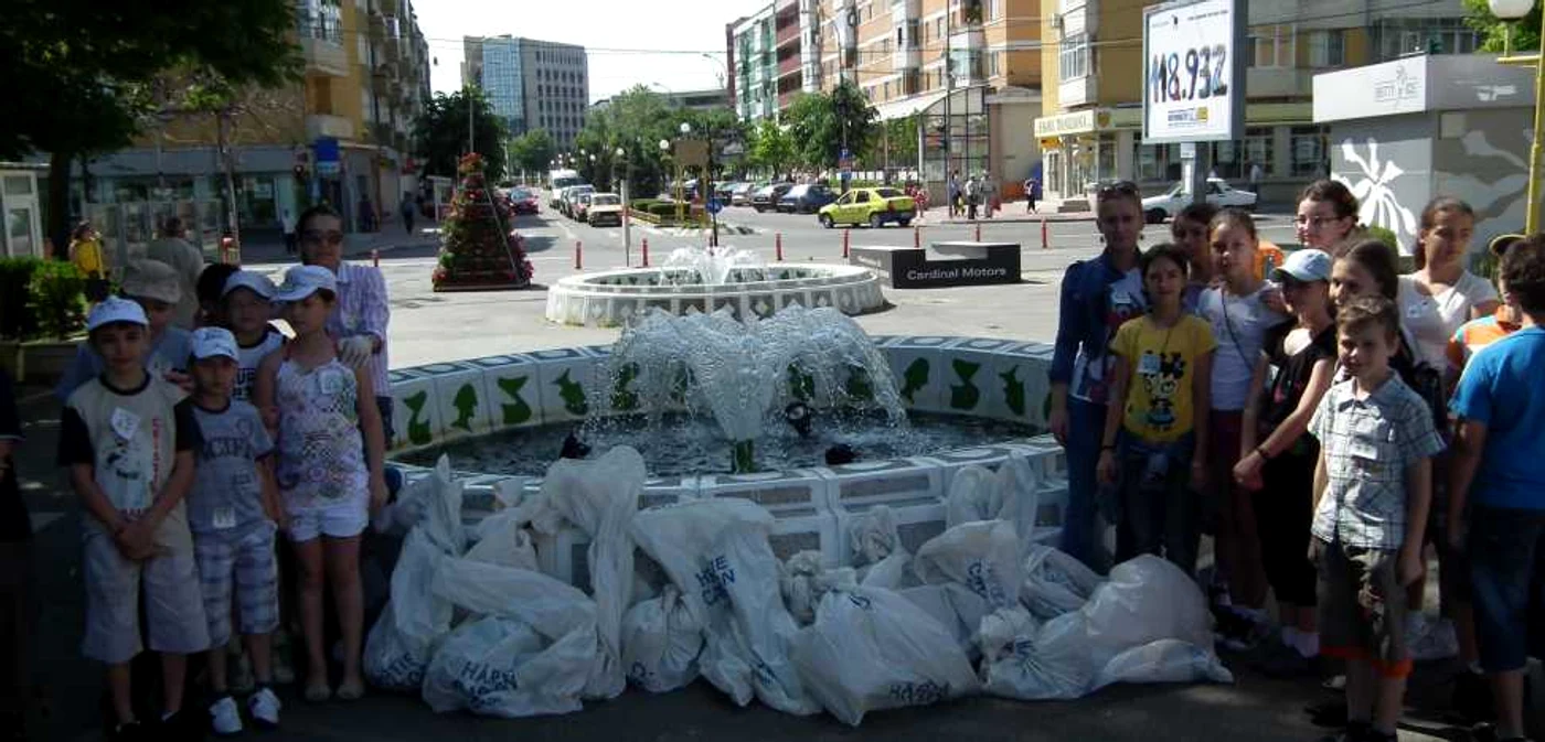 Saci de deșeuri colectate de micii voluntari