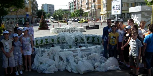 Saci de deșeuri colectate de micii voluntari