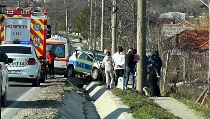 Autospeciala Poliției s-a izbit de un cap de pod. FOTO: focuspress.ro