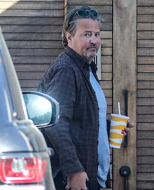 Matthew Perry a mers la Mc Donald’s, fiindcă nu se poate abţine de la fast-food. Foto: Profimedia