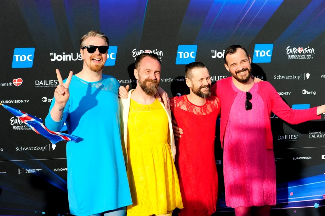 Reprezentanţii Islandei, membrii grupului Pollapönk,
au purtat rochii în culorile curcubeului pentru a susţine lupta „împotriva discriminării
de orice fel“ FOTOGRAFII EBU/eurovision.tv