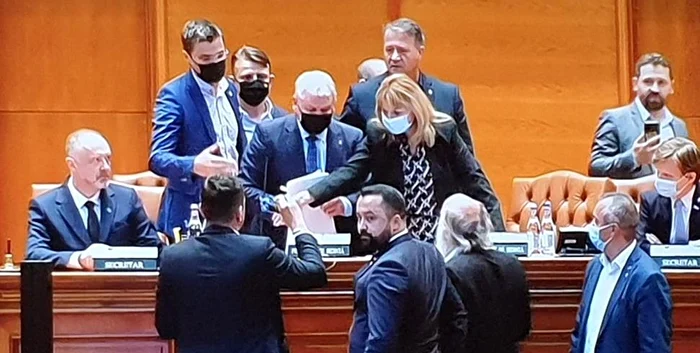 
    Florin Roman, vicepreședintele Camerei Deputaților, înlăturat cu forța de la prezidiu de parlamentarii AUR. Liberalul fusese delegat de Orban să conducă ședința  