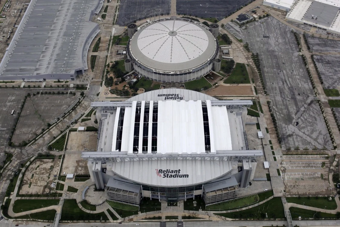 Vechiul „Astrodom” (plan îndepărtat), alături de noul stadion din Houston (Foto: EPAImages)