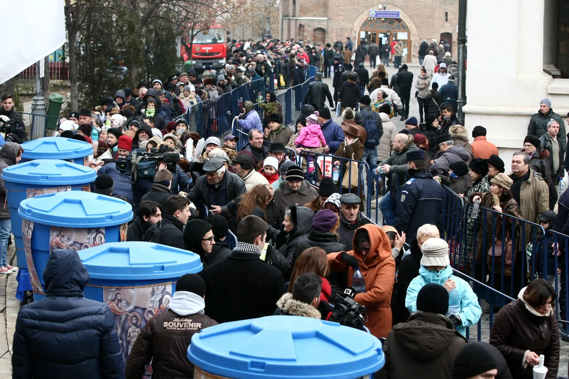 
    Imagine din anii trecuți, din dimineața zilei de BoboteazăFOTO: Click!  