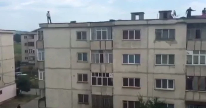 Bărbatul a stat mai mult timp pe marginea blocului, ameninţând că se sinucide