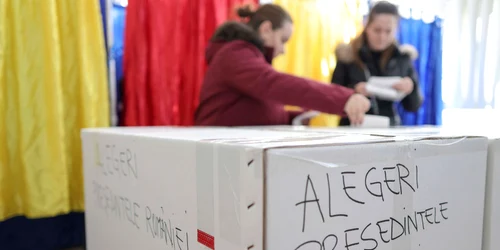 Proces electoral într-o secție de vot în timpul turului I al alegerilor pentru funcția de președinte al României și pentru referendumul legat de Capitală, București. FOTO Inquam Photos / Octav Ganea