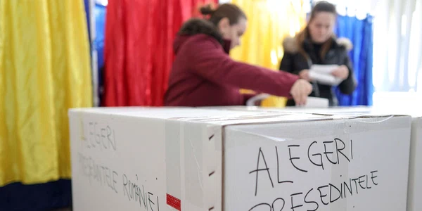 Proces electoral într-o secție de vot în timpul turului I al alegerilor pentru funcția de președinte al României și pentru referendumul legat de Capitală, București. FOTO Inquam Photos / Octav Ganea