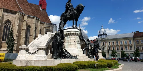 Piata unirii cluj statuia matei corvin foto visit cluj jpg
