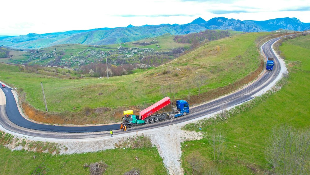 Transalpina de Apuseni, în asfaltare. În 2023 se va circula pe 43 de kilometri VIDEO