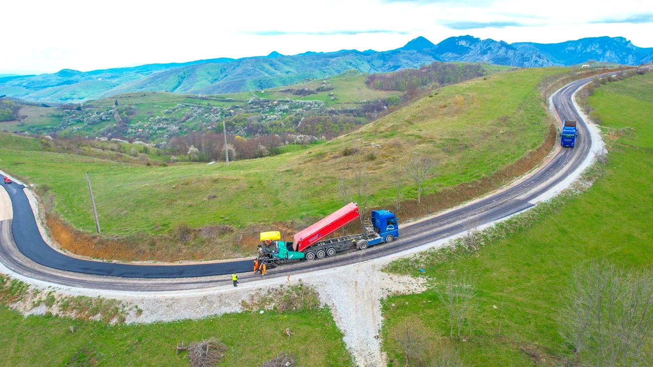 Se asfaltează Transalpina de Apuseni FOTO Facebook/ Județul Alba