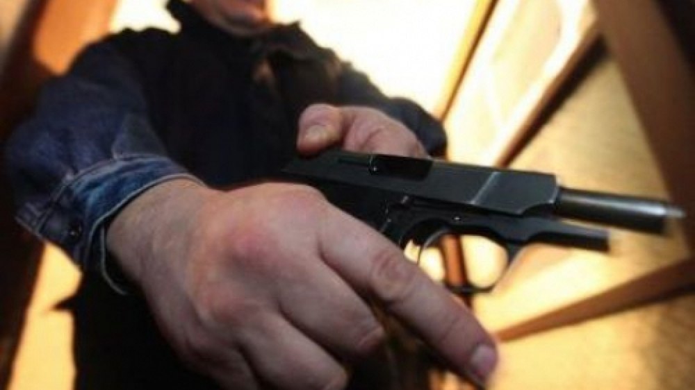 Persoană împușcată cu un pistol airsoft în timpul unui scandal izbucnit între două familii, în Argeș