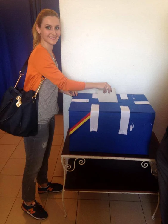 
    Cântăreaţa a fost la urne în PortugaliaFoto: arhiva personală  