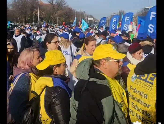 Sindicaliștii sunt în fața Guvernului. FOTO captură FB FSE Spiru Haret