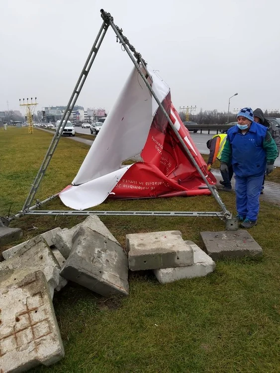 
    O altă reclamă amplasată ilegal a dispărut din sectorul 1Foto: Facebook/Clotilde Armand  