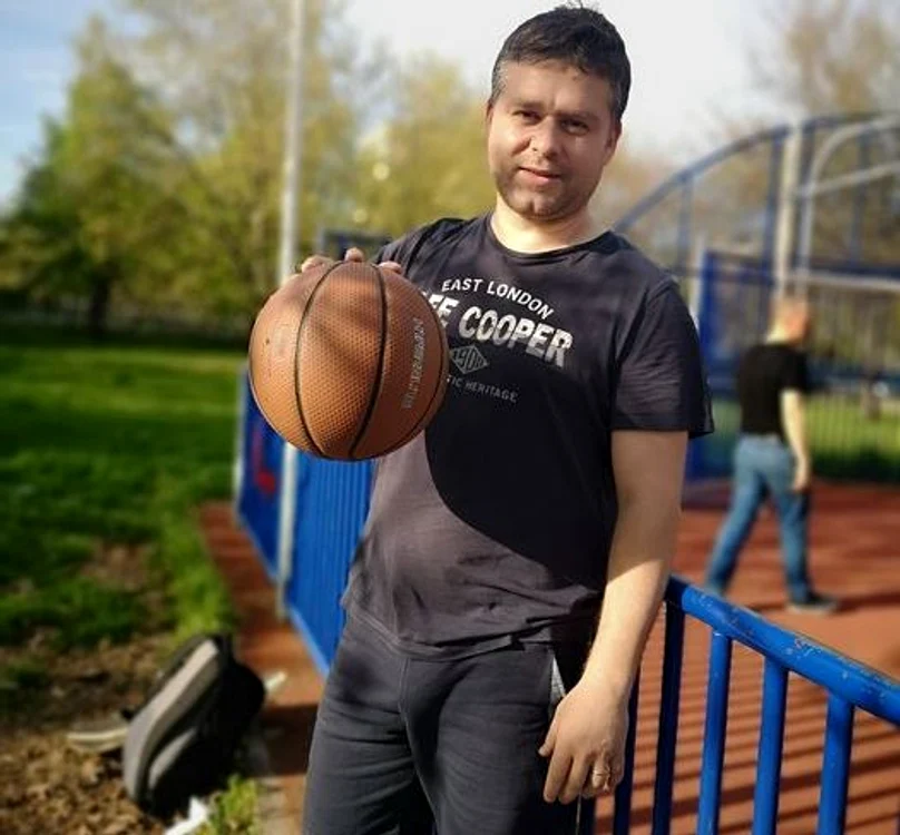 
    Primarul sectorului 6, Ciprian Ciucu, a jucat baschet pe terenul din curtea școliiFotografii: Administrația Școlilor Sector 6  