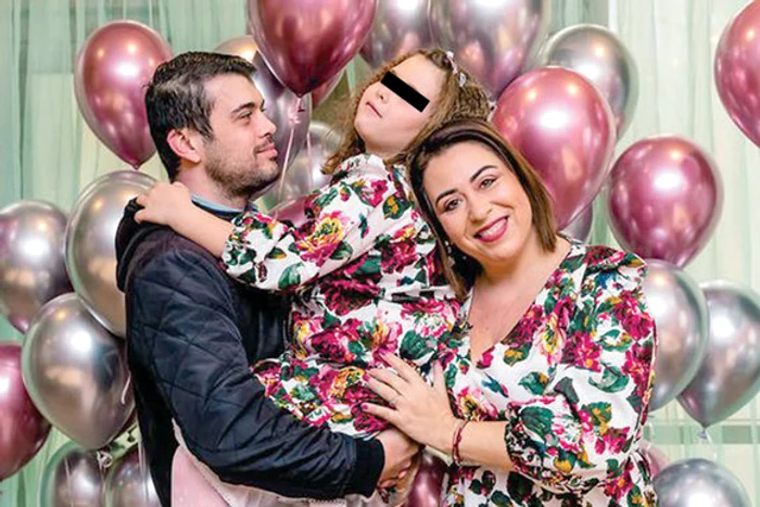 
    Oana Roman s-a bucurat  nespus de trandafirii primiți  de la prietena ei, Vica Blochina  