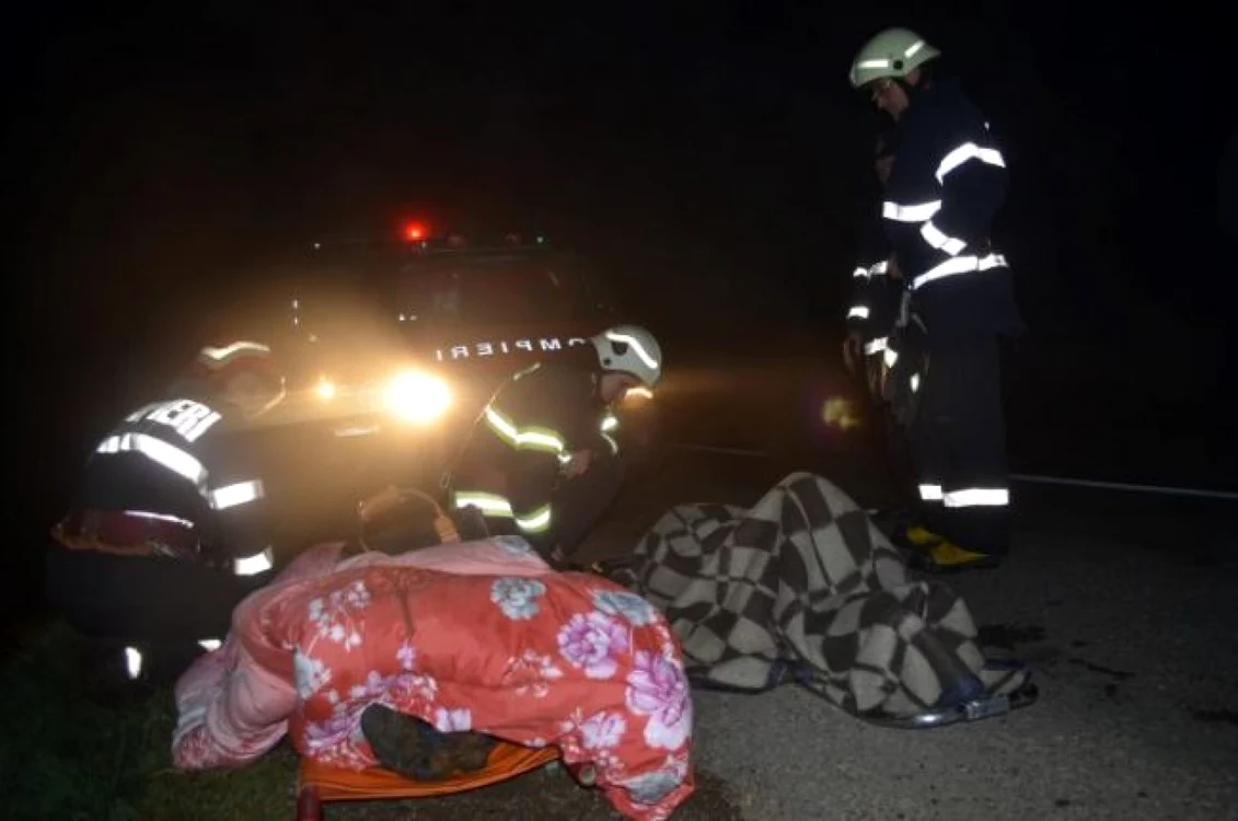 Pompierii au ajuns rapid la locul accidentului şi au încercat să liniştească persoanele rănite FOTO botosaneanul.ro