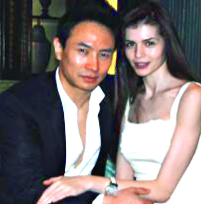 Moni, alături de Mr. Pink, iubitul ei chinez. Pe 8 ianuarie, Monica a împlinit 25 de ani, iar iubitul a răsfăţat-o cu mai multe cadouri de lux