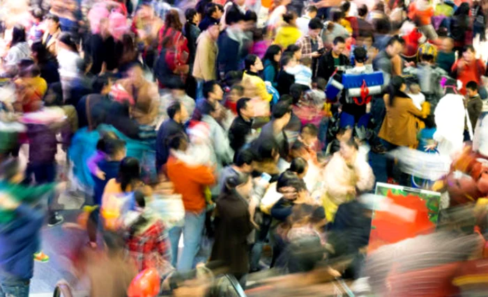 Aglomeratie la cumpărături înainte de Crăciun. Foto: IStock