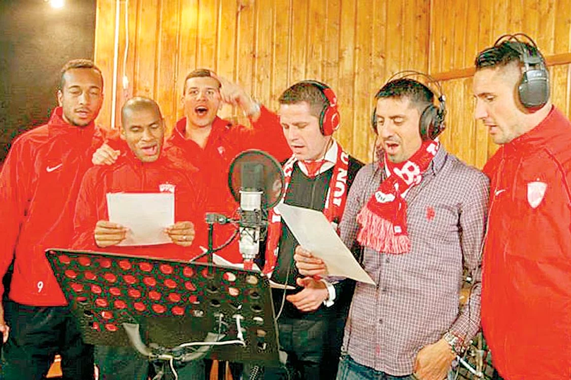 Dinamoviştii s-au strâns în grup pentru a cânta regrenul