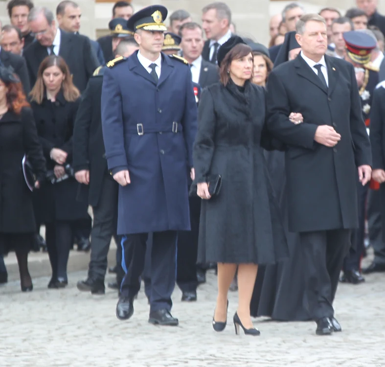 Formele apetisante ale lui Carmen Brumă pot fi admirate şi de fanii ei, nu numai de Mircea Badea