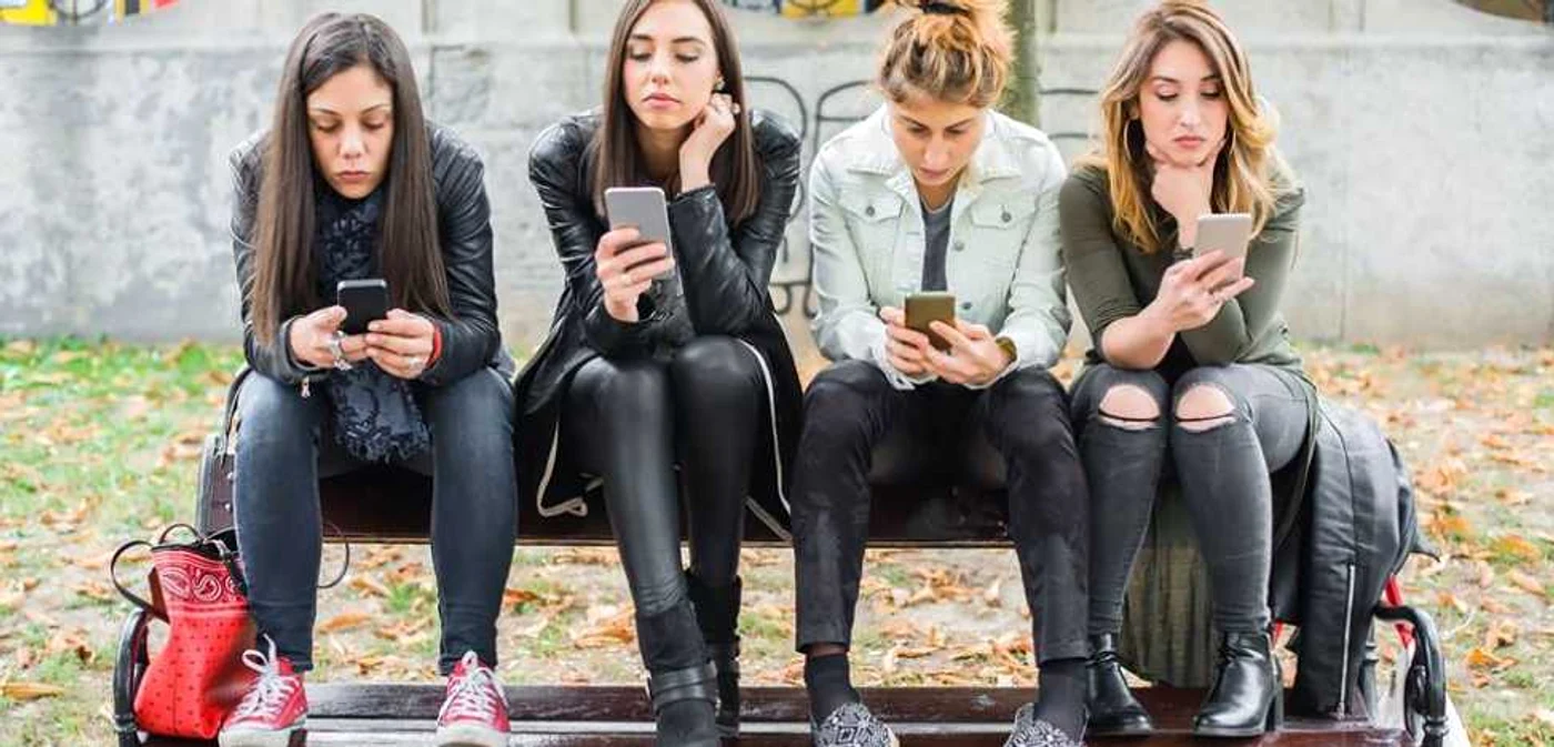Prin forţa reţelelor sociale, tinerii nemulţumiţi transmit şocuri care pot afecta societatea FOTO 123RF