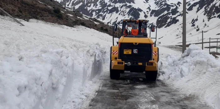 Zăpada depăşeşte o jumătate de metru pe Transfăgărăşan FOTO: Salvamont Argeş