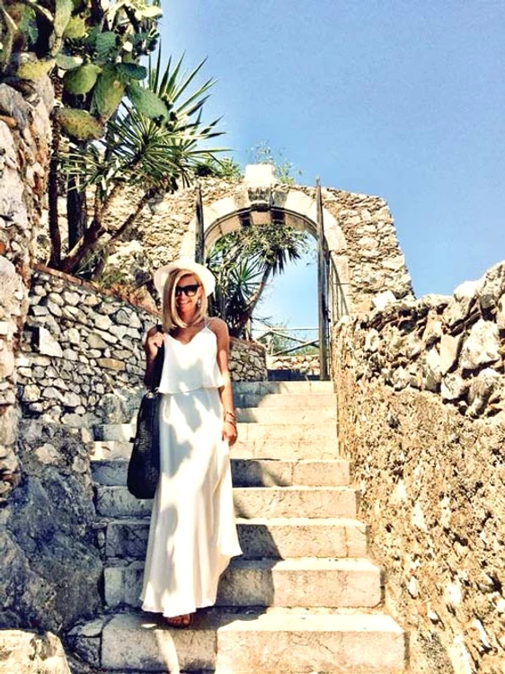 Anamaria în vacanță, în orașul Taormina, din Sicilia