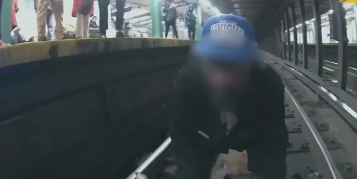 Bărbatul a fost salvat în ultimul moment FOTO: captură video