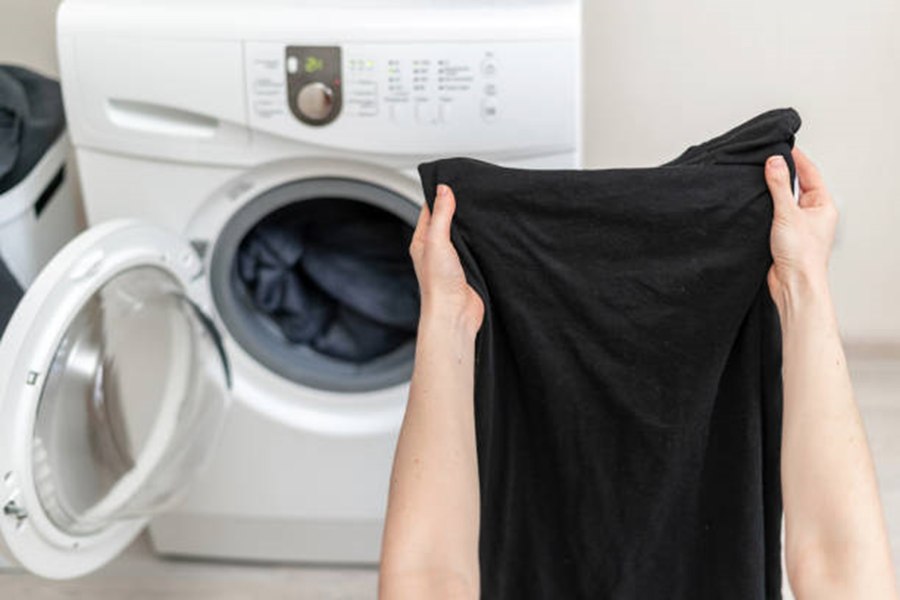 Haine negre ca noi: 3 trucuri geniale simple pentru spălare fără dungi și culoare intensă ce durează – ce nu știi despre ținutele preferate