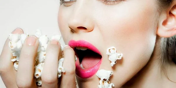 floricele popcorn ruj buze femeie