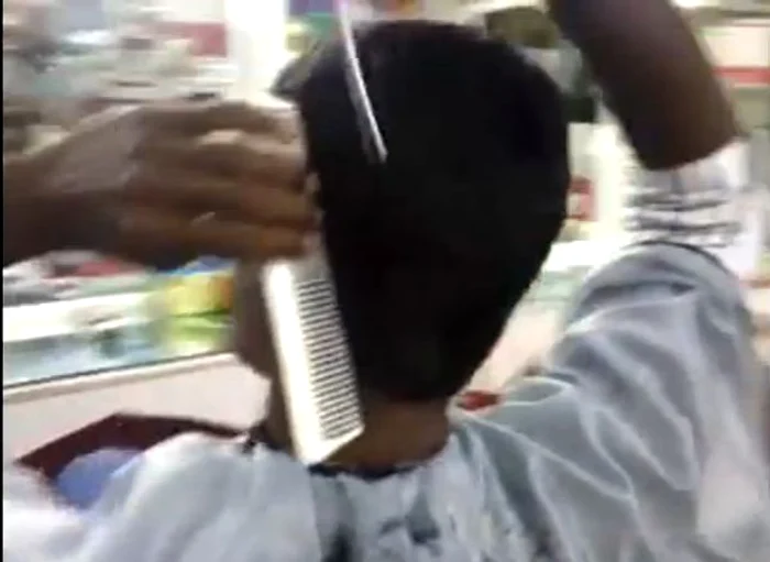Bărbatul din imagine s-a tuns singur, în doar trei minuteFoto: Captură Youtube
