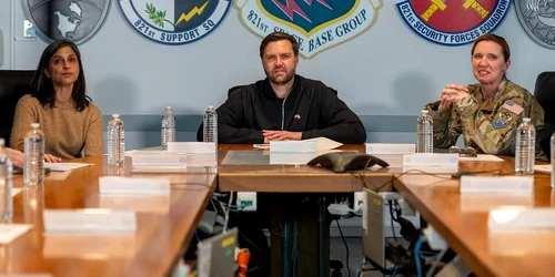 Susannah Meyers (dreapta) a fost concediată după vizita lui Vance în Groenlanda FOTO JD Vance / Instagram