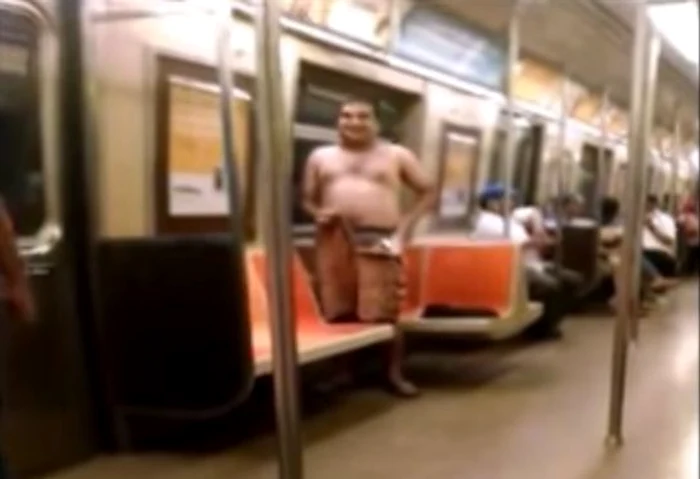 
    Un bărbat s-a dezbrăcat într-un metrou din New Yorkfoto: captură video  