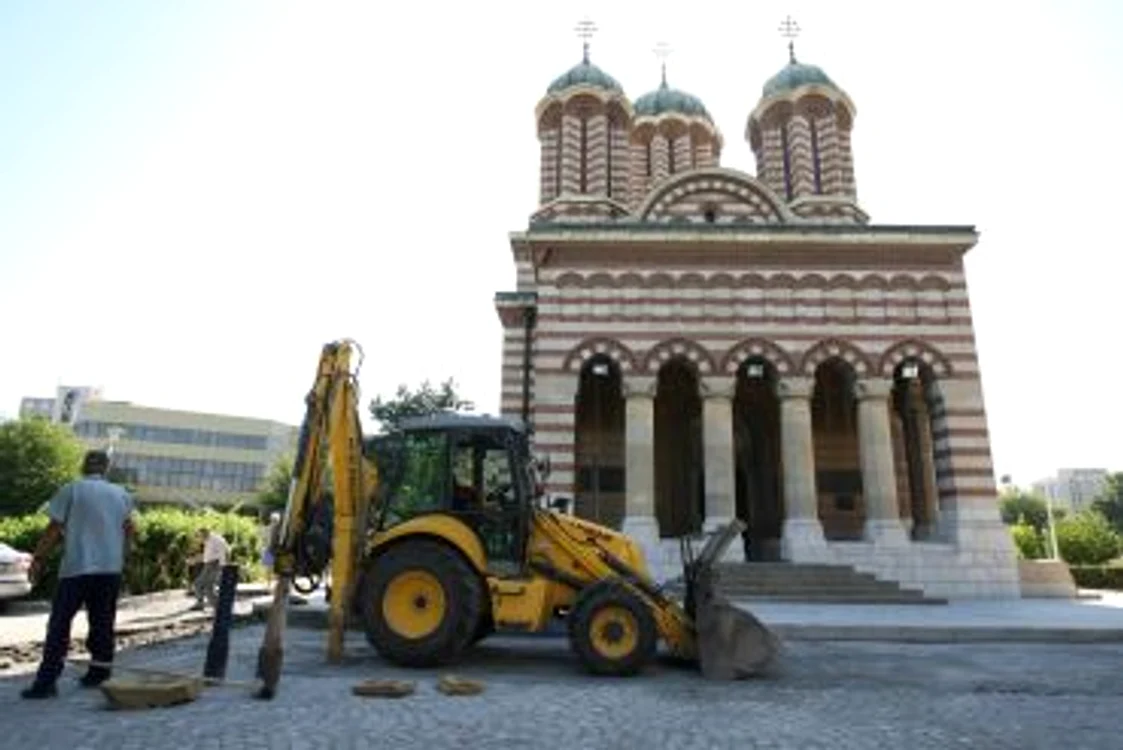 Craiova: Drumul de la catedrală a fost spart de „Sfântul Ilie”