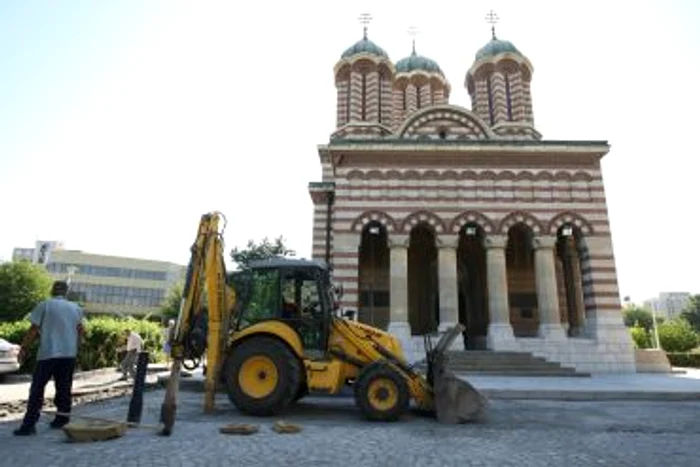Craiova: Drumul de la catedrală a fost spart de „Sfântul Ilie”