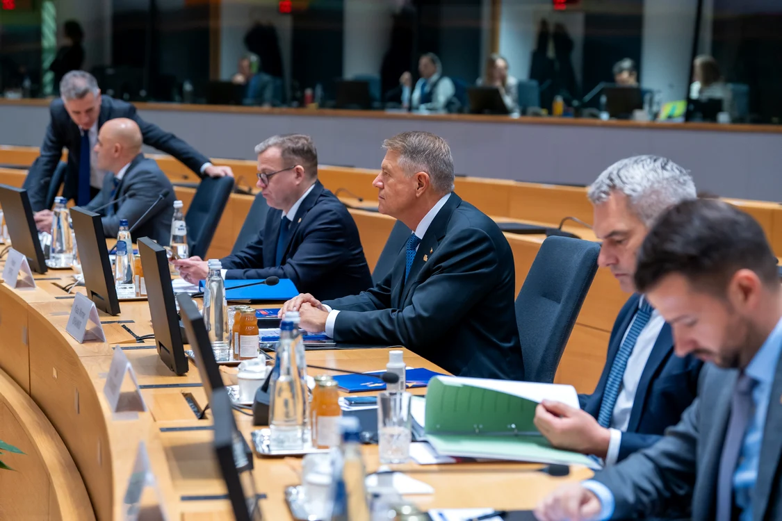 Klaus Iohannis și Karl Nehammer, la una din ședințele Consiliului European FOTO Presidency