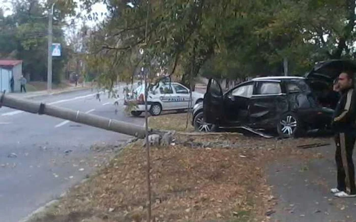 Şoferul ar putea fi obligat să suporte cheltuielile de reparaţie ale stâlpului. Foto: GSDG